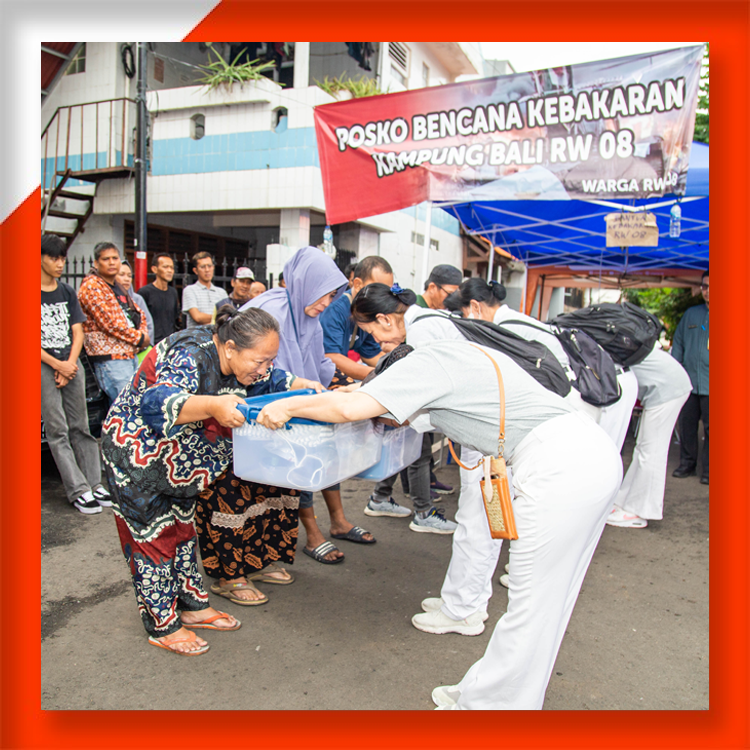Komunitas Relawan Tzu Chi dari Asuransi Sinar Mas Bersama Relawan Tzu Chi Indonesia Menyalurkan Bantuan untuk Warga Terdampak Kebakaran di Kampung Bali